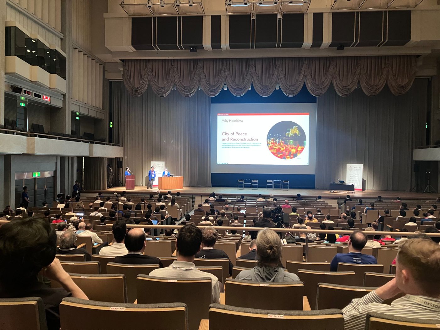 Sesi pembukaan FOSS4G 2026 di Phoenix Hall, International Conference Center Hiroshima