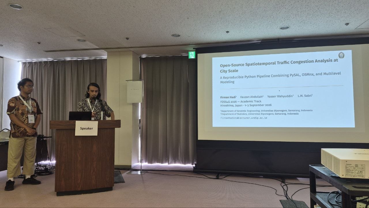 Firman Hadi mempresentasikan makalah analisis kemacetan lalu lintas di Academic Track FOSS4G 2026
